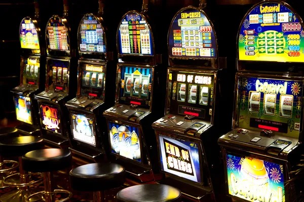 Dragon Tiger live table layout with betting spots and community display